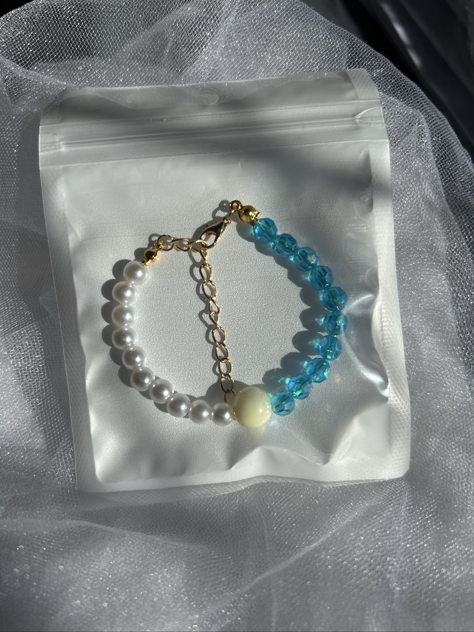 Bracelet en perles et cristaux bleus