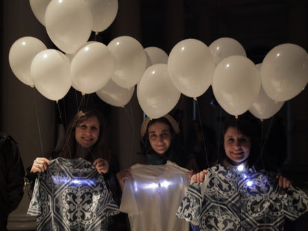 Intersticios (re) deconstructivos de una maquinaria artística en acción múltiple