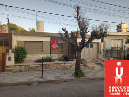 ALQUILER CASA Bº SARMIENTO TEJEDOR 1868 2 DORMITORIOS GARAJE DOBLE Y PATIO