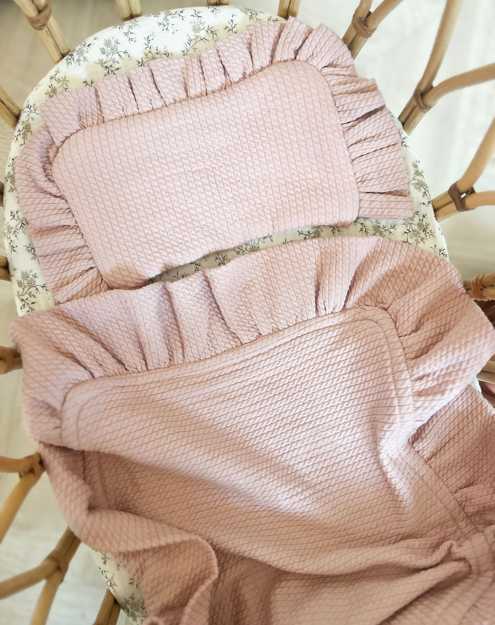 Thumbnail: Ensemble Poupée — Petit Coussin et Couverture Froufrou