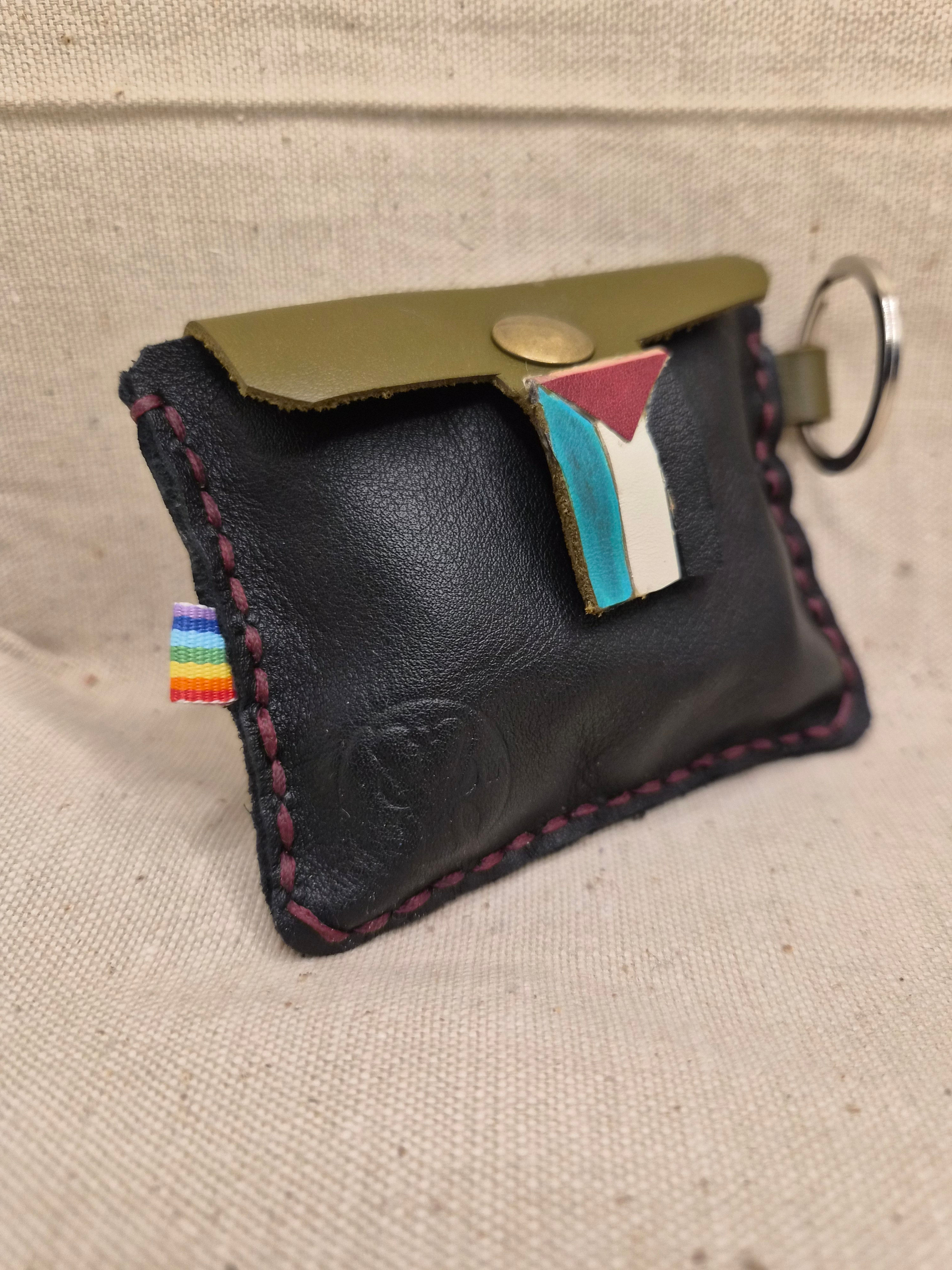 Portamonete/ portachiavi in asta di beneficenza a novembre 2025