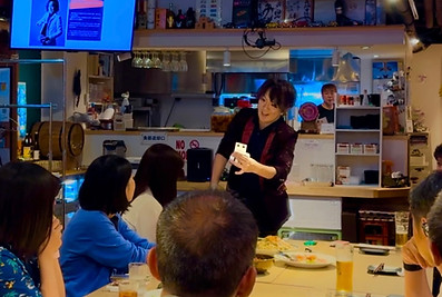 マジシャン(手品師)HIROSHIが企業様のイベントにてステージマジックしている写真
