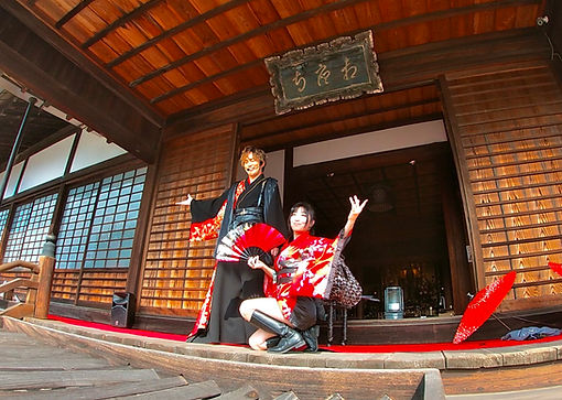 マジシャン（手品師）HIROSHIがお寺の境内で和装イリュージョンしている写真