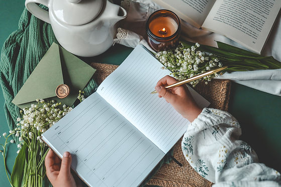 la-fille-ecrit-dans-un-cahier-d-esthetique.jpg