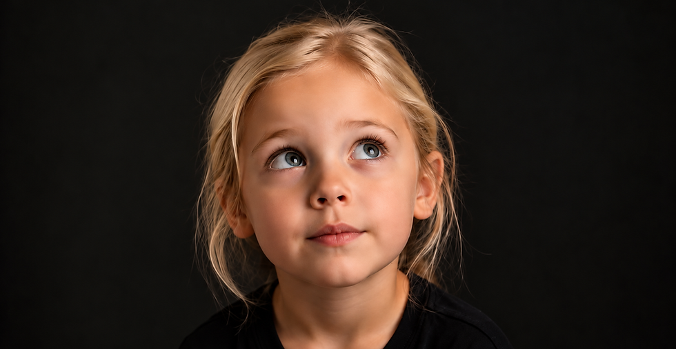 Fine Art kinderportret van blond meisje in donkere studio