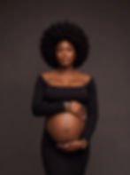 Zwangere vrouw met afro kapsel tijdens een zwangerschapsshoot