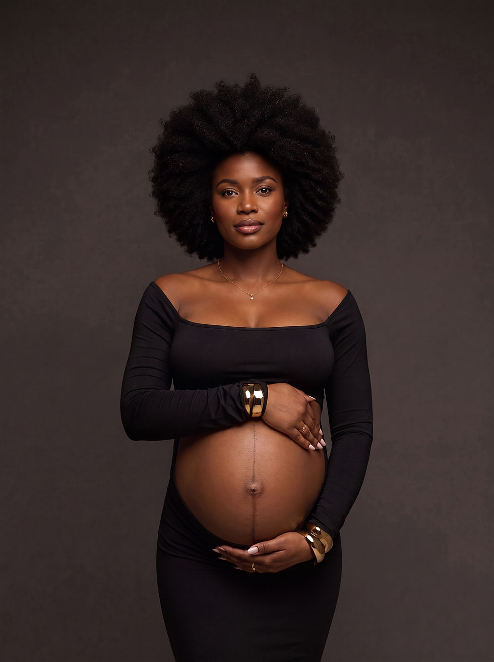 Zwangere vrouw met afro tijdens een zwangerschapsshoot