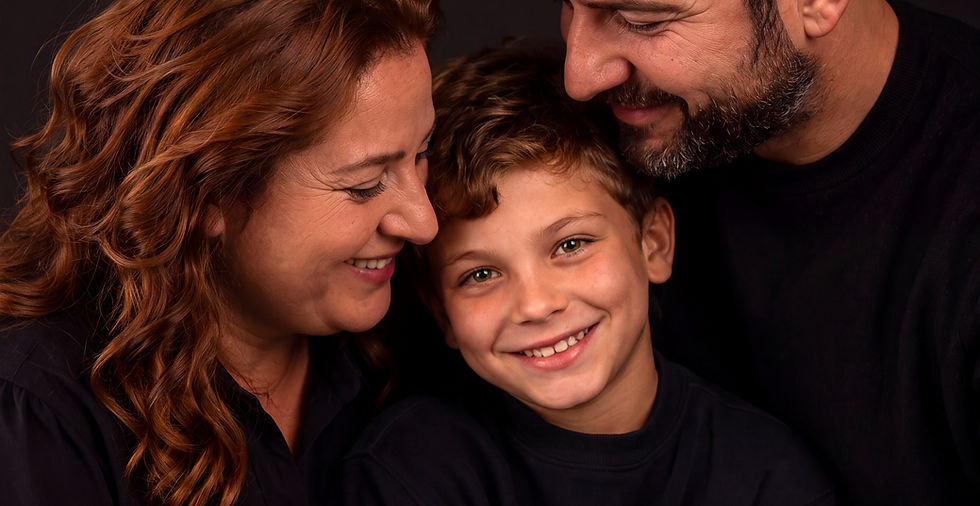 Intiem gezinsportret van ouders met hun kind