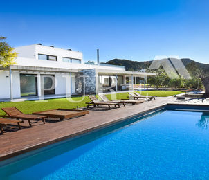 LARGE MODERN VILLA IN COUNTRYSIDE 