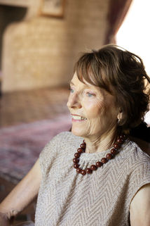 Maquillage naturel d'invitée avec un ras de cils léger et rouge à lèvres satiné.