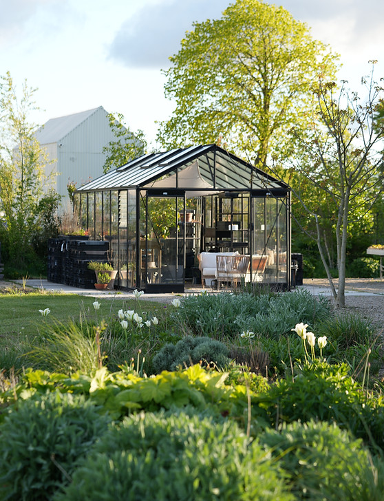 Studio Linda Lavoir designs ecological, nature-inclusive gardens and landscaped gardens in Rotterdam and the rest of the Netherlands. With a keen eye for natural planting schemes, modern design, and the balance between man and nature, we create unique roof gardens, private gardens, and public green spaces. Be inspired by our exclusive garden project and discover the philosophy behind Dutch Wave garden design. Garden designs Zeeland, exclusive gardens