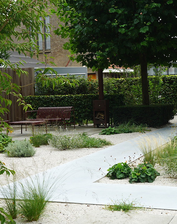 Gravel garden, hay tuinstoelen, studio linda lavoir, tuinontwerper piet oudolf stijl
