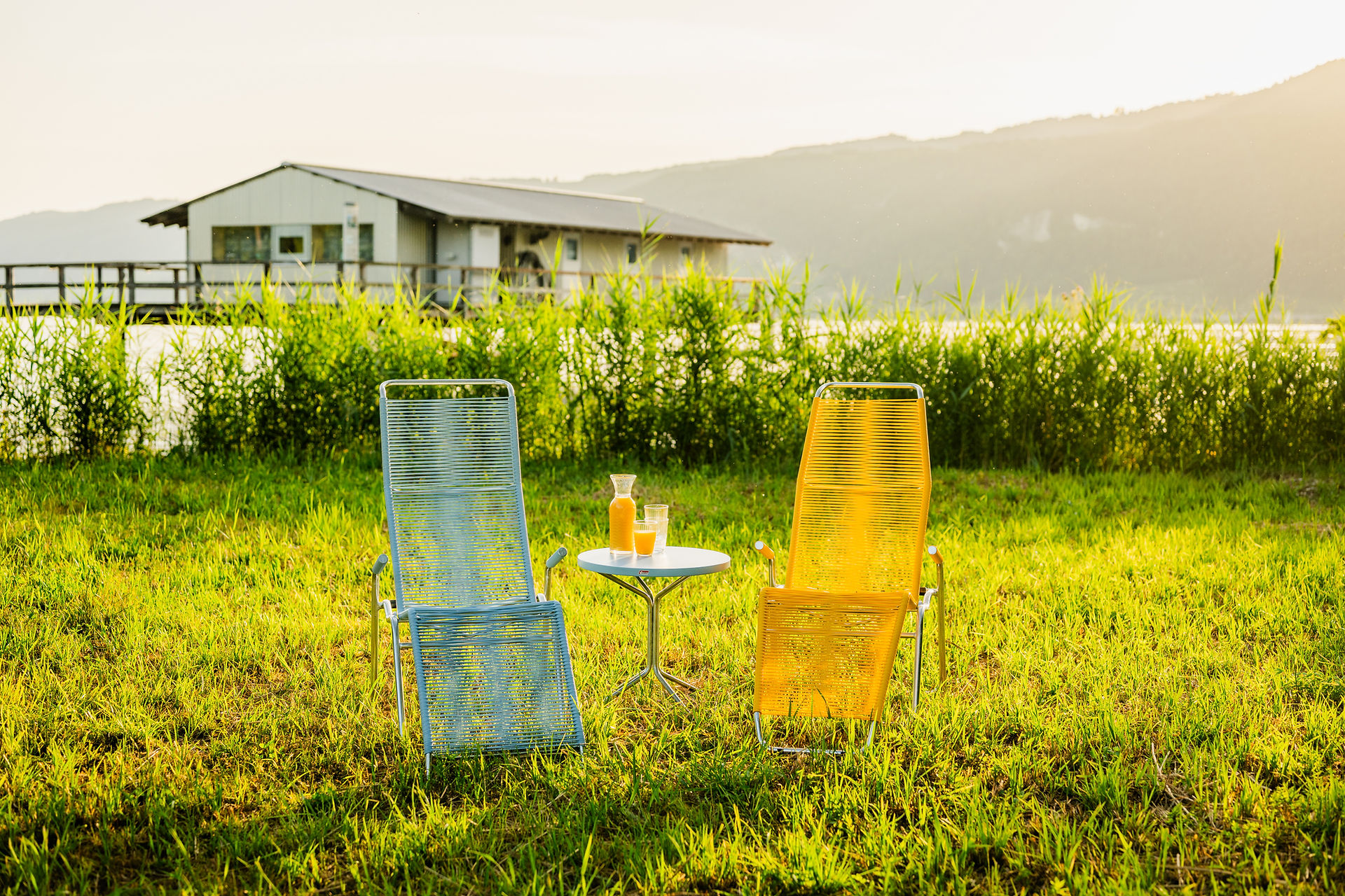 Schaffner Liegestühle im Sonnenlicht Schweiz Outdoor Lifestyle