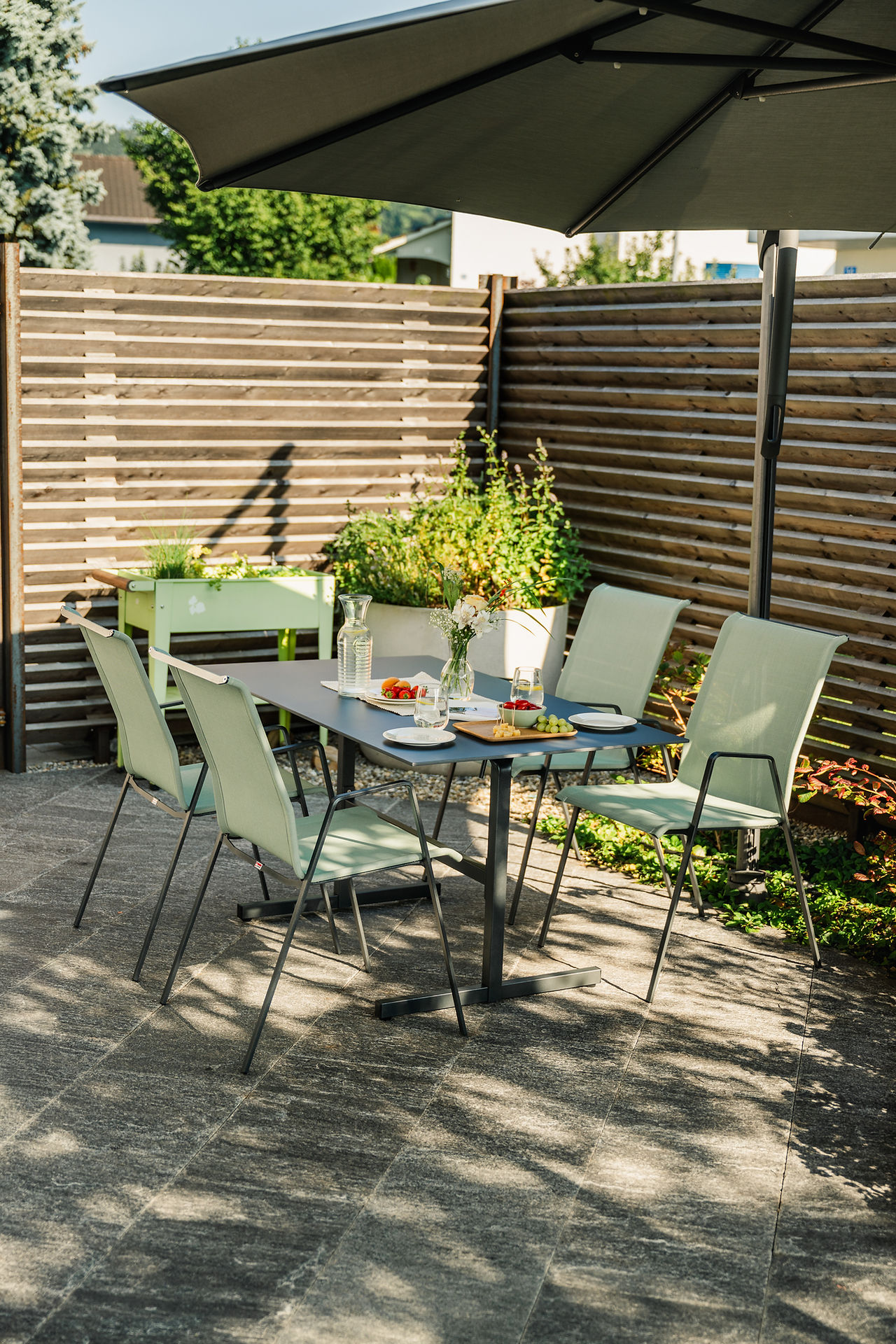 Gartenbank und Tisch Outdoor Szene