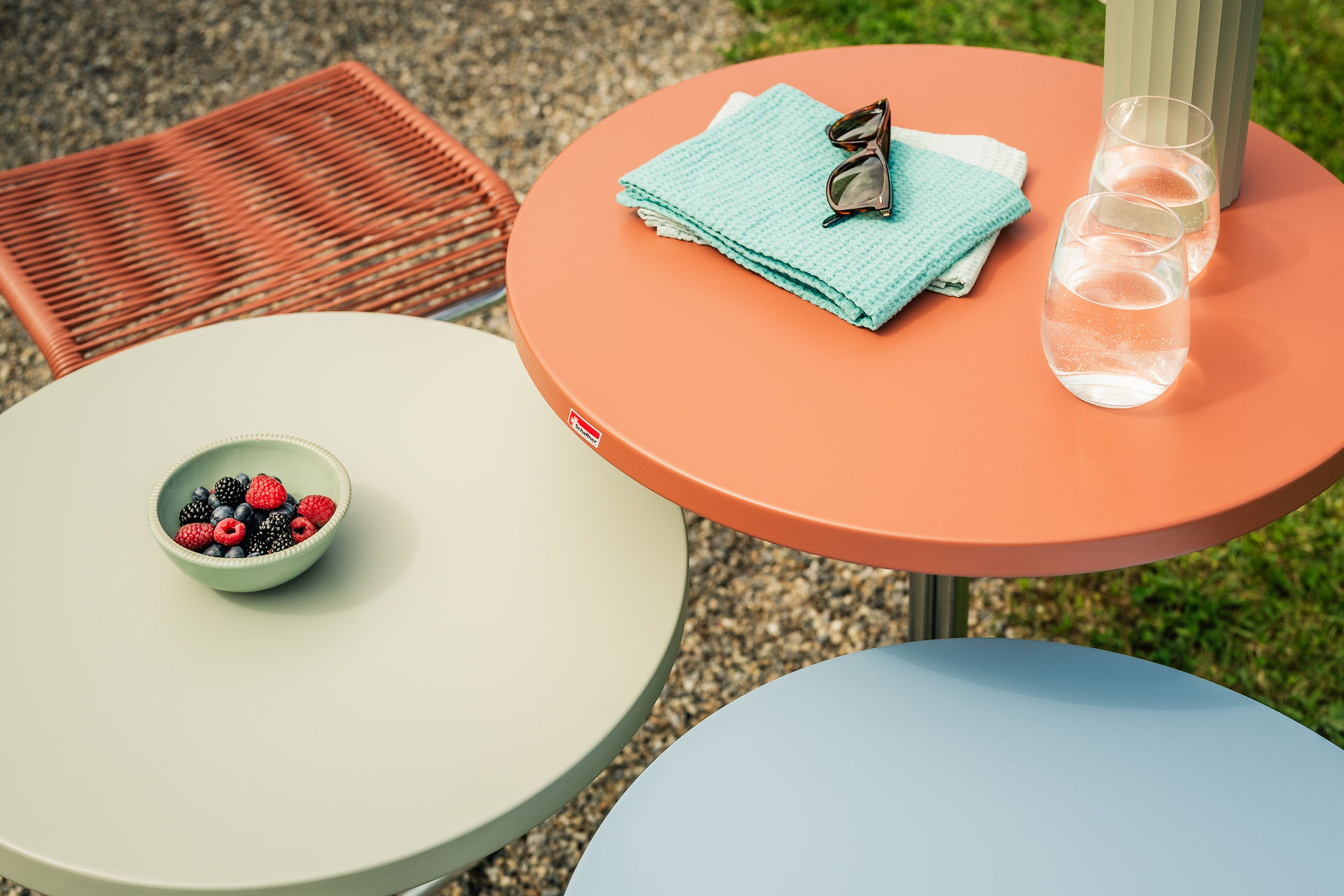 Detailaufnahme Outdoor Tisch mit Accessoires Sommer Stimmung