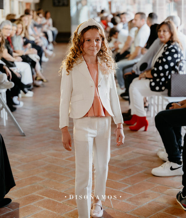 Lola Neila de Agencia KID para Desfile Disoñamos en Palma del Río (Córdoba). Modelo y actriz infantil. Talento andaluz.