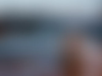 masanın üzerinde kahve fincanı ve tablet, arka planda İstanbul manzarası