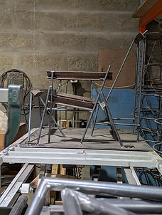 Fabrication en atelier des fauteuils à la main et en petites séries