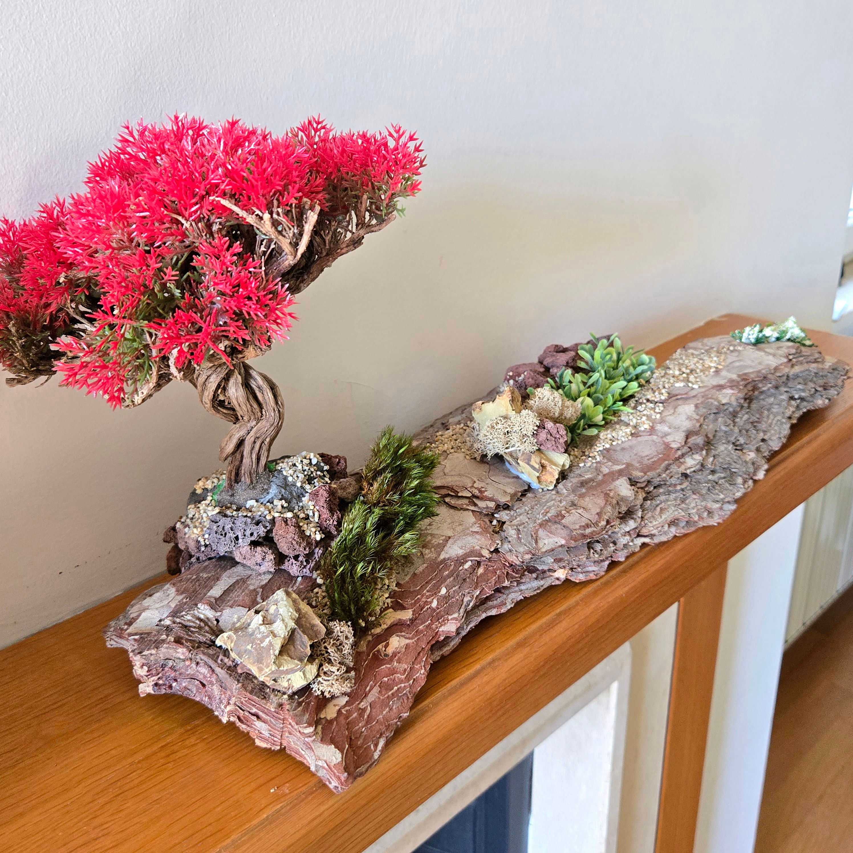 Kırmızı Yapraklı El Yapımı Ağaç – Gerçek Ağaç Kabuğu Üzerine Masa Dekoru