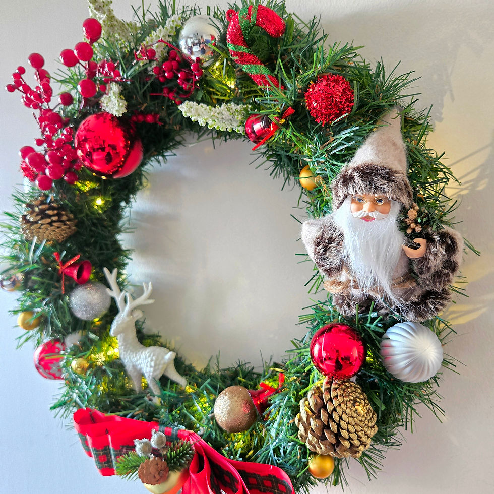 Küçük resim: Yılbaşı Klasiği Işıklı El Yapımı Kapı Süsü – Geyik ve Noel Baba Figürlü Tasarım