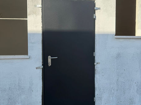 התקנת דלתות כניסה ומחסן בוילה ביישוב להבים