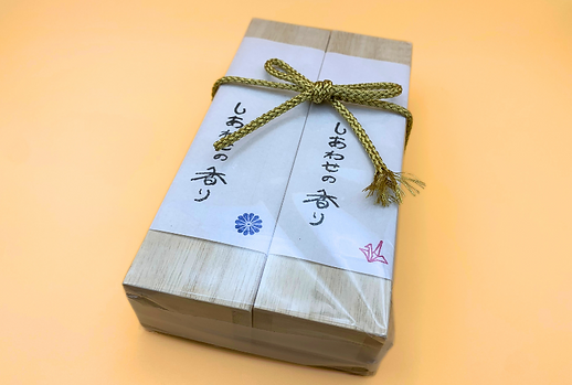 結び香 (1).png
木箱に入ったお香が二つセットで結ばれている商品