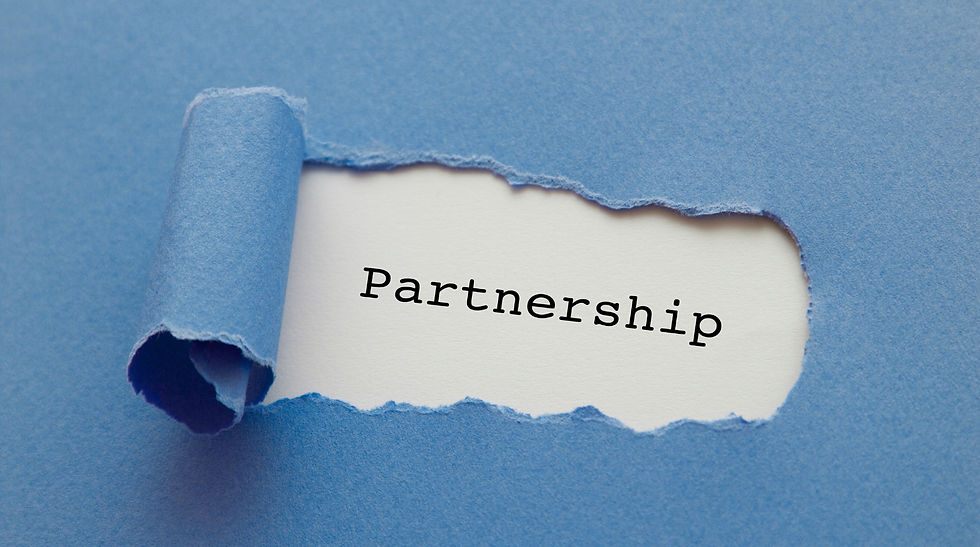 Blaues Papier mit aufgerissener Fläche, die das Wort "Partnership" auf weißem Hintergrund zeigt. Mood: Kooperativ und einladend.
