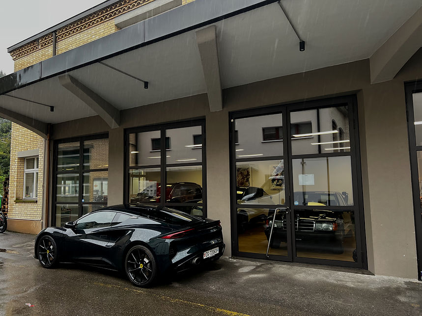 Geschäftsfläche LTA Group Schweiz Aussenansicht. Lotus Emira V6 First Edition.