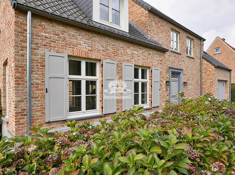 Фасад дома выполнен из императорского кирпича. Место расположения дома г. Истра, Московская область.