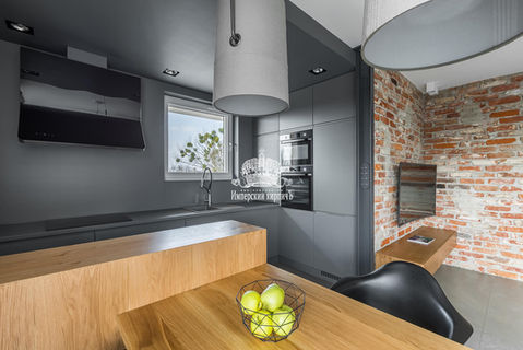 Если Вы купили старый кирпич для внутренней отделки, то стоит позаботиться и о растворе для заполнения швов. На фото изображен интерьер реализованный нами в г. Одинцово (Московская область).