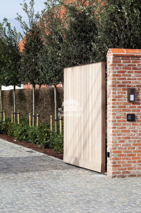 Заборы в старинном стиле из кирпича - это всегда модно и красиво, а главное на века!