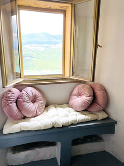 Colledimezzo italy airbnb, reading nook