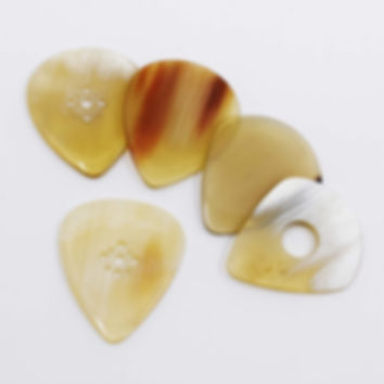 Assortment of 5 horn picks  - Various shapes - 1.2 et 2 mm