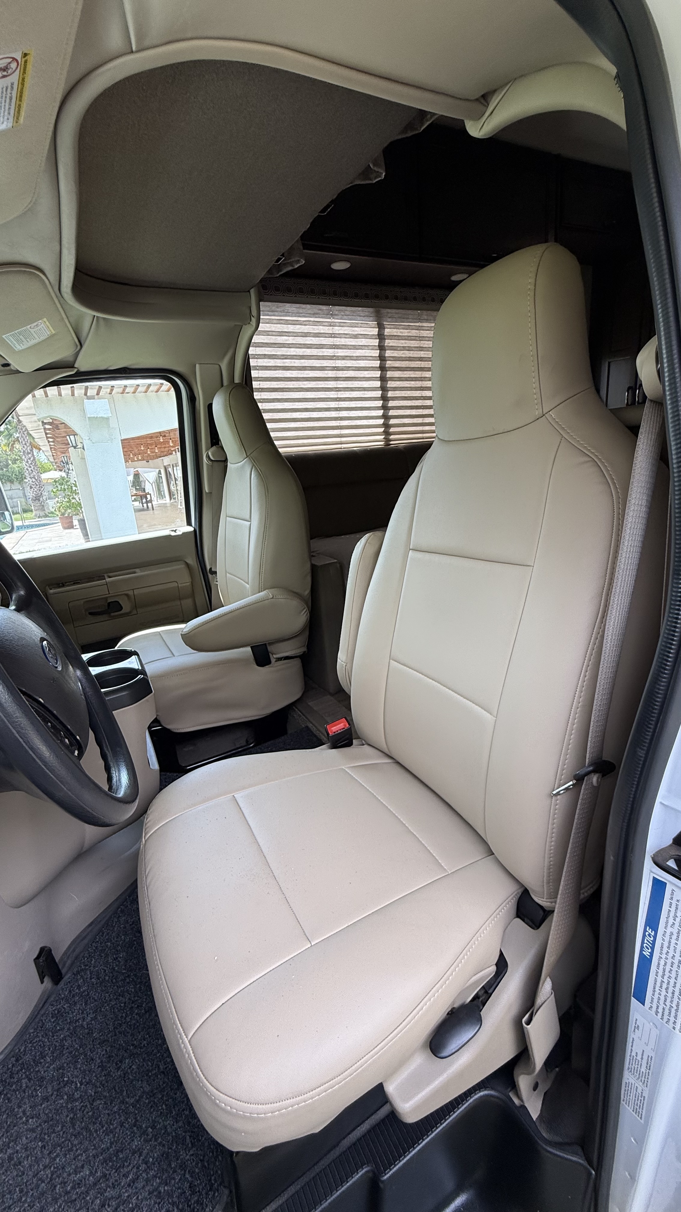 Ford E-350 Thor Premium Motorhome — foto 7 de 10