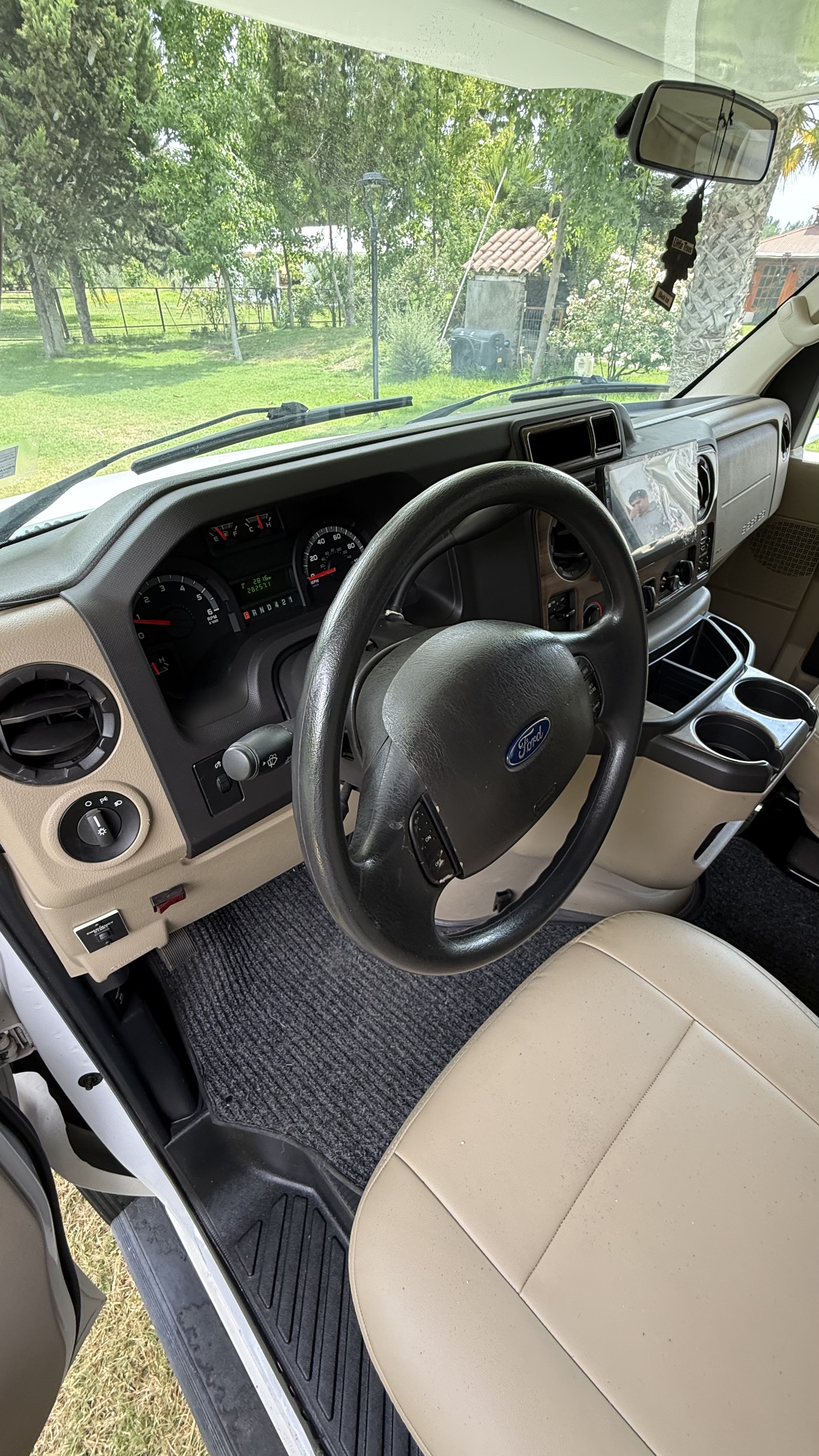 Ford E-350 Thor Premium Motorhome — foto 6 de 10