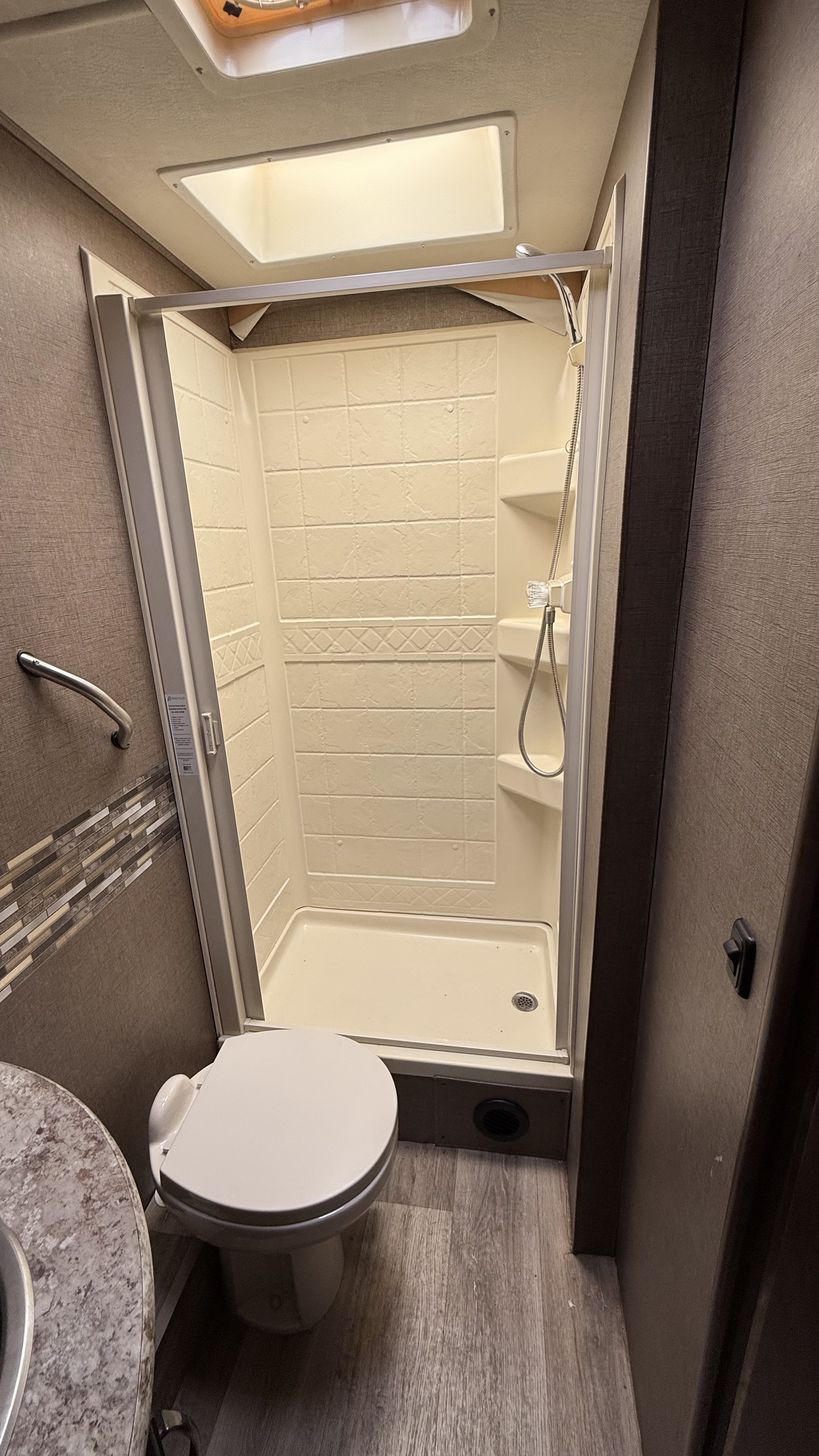 Ford E-350 Thor Premium Motorhome — foto 10 de 10