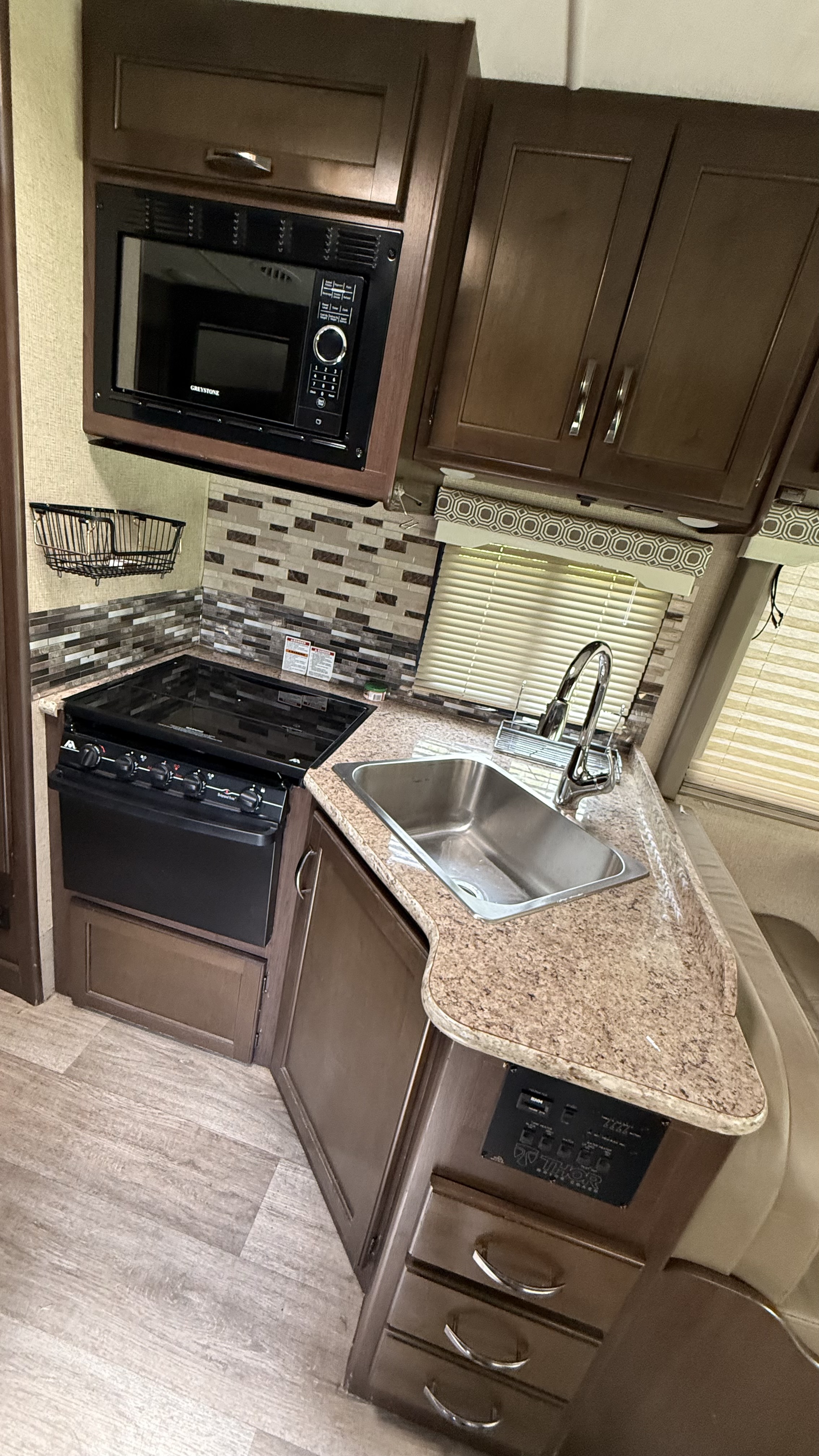 Ford E-350 Thor Premium Motorhome — foto 8 de 10