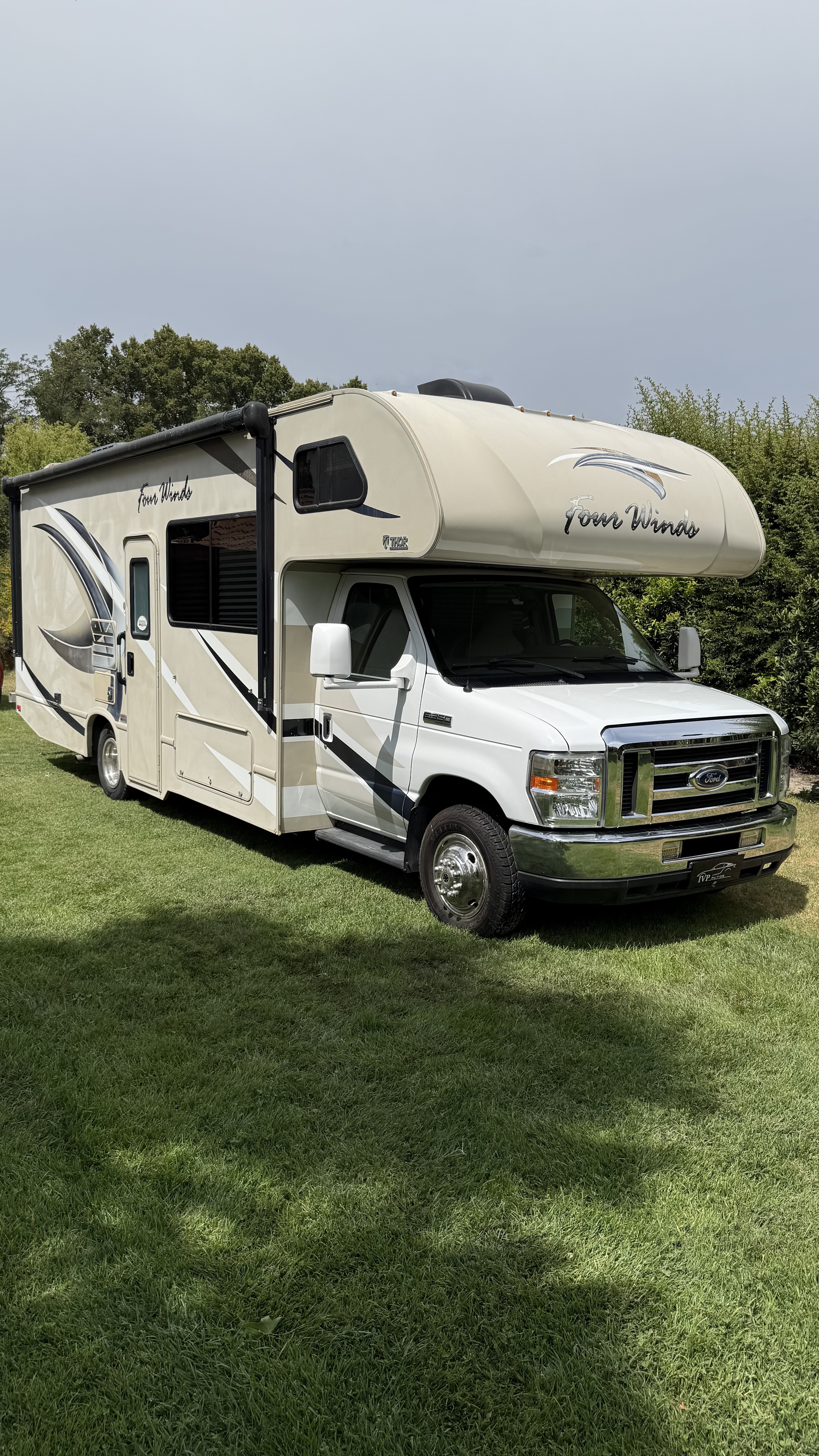 Ford E-350 Thor Premium Motorhome — foto 2 de 10