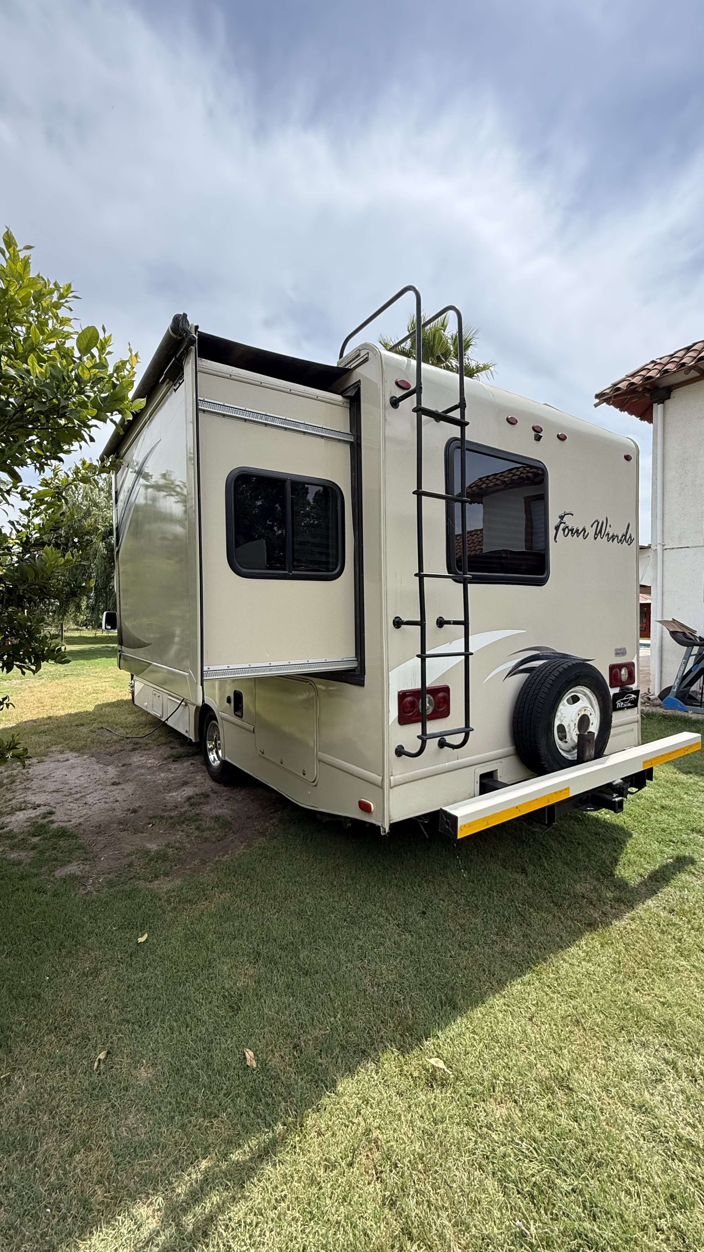 Ford E-350 Thor Premium Motorhome — foto 4 de 10