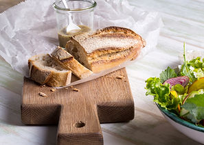 Rustikaler Brotlaib und Brotschneidebret