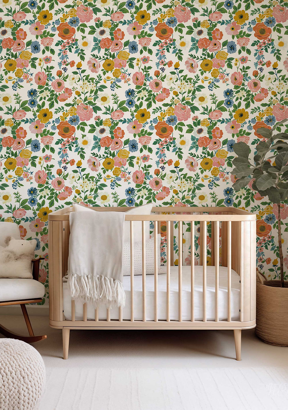 Thumbnail: Traditional style wallpaper showcasing vibrant garden roses in a white and pastel color scheme.
