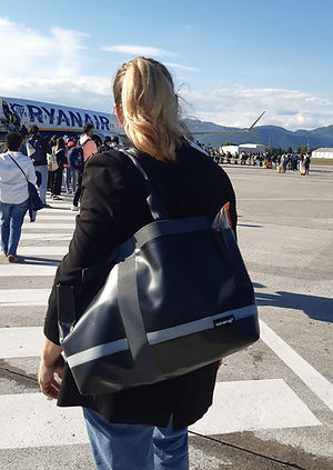 donna con borsa a mano ryanair
