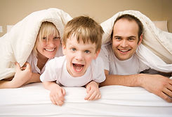 0409_familia_cama.jpg