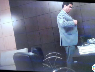 Prefeito e deputados pegando maços de dinheiro com assessor