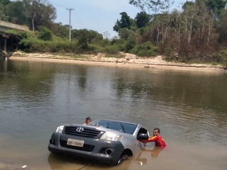 Motorista descuida e caminhonete cai em rio