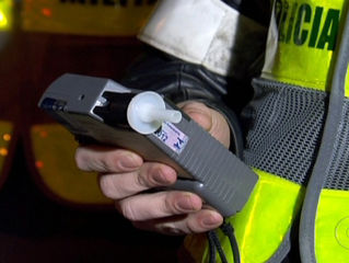 Casal tenta atropelar policiais e se choca em viaturas ao fugir da Lei Seca, em RO