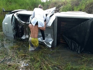 Uma pessoa morre e três ficam feridas após caminhonete capotar na BR-429