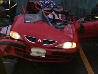 CONTÊINER DESPENCA SOBRE CARRO E ESMAGA FAMÍLIA DE TURISTAS