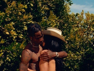 Ousada! Kylie Jenner posa nua ao lado do namorado