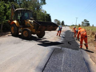 DER inicia força-tarefa com frentes de serviço em operações tapa-buraco em sete municípios